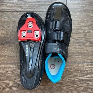 Like new (used less than 10 times) spin shoes / cycling shoes